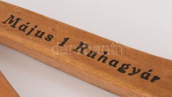 4 darab márkázott régi ruha vállfa, Május 1 Ruhagyár, Tóth Ödön, stb