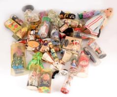 cca 45 darab népviseletes baba gyűjtemény, ritkább darabokkal is.