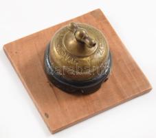 cca 1910 Antik réz villanykapcsoló, fa lapon, d:4 cm