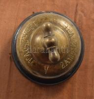 cca 1910 Antik réz villanykapcsoló, fa lapon, d:4 cm