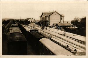 Komárom, Komárno; Pályaudvar, vasútállomás, vonat / Nádrazie / Bahnhof / railway station, train + "1938 Érsekújvár visszatért" So. Stpl. (apró szakadás / tiny tear)