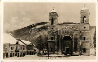 Jolsva, Jelsava; Római katolikus templom télen. Neubauer Lajos fényképész kiadása / Catholic church in winter (fl)
