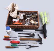 Vegyes szerszámos láda, tiplik, kalapács, ablakomosó láthatósági mellény. stb
