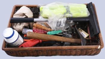 Vegyes szerszámos láda, tiplik, kalapács, ablakomosó láthatósági mellény. stb