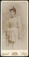 cca 1890-1900 Elegáns fiatal lány portréja, keményhátú fotó Berghammer János (Munkács és Beregszász) műterméből, 15x8 cm