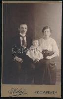 cca 1916 Családi portré, kabinetfotó Salgó Sándor budapesti műterméből, kissé vetemedett karton, 16,5x10,5 cm