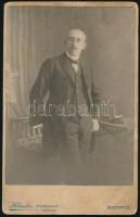 cca 1895 Szemüveges férfi portréja, kabinetfotó Häusler besztercei (Bistrita) műterméből, kissé ázott, 16,5x10,5 cm