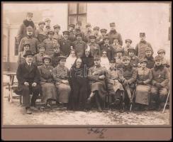1916 K.u.k. Reservespital No. 2. Przemysl karácsonyi csoportkép, kartonra kasírozott fotó, feliratoz...