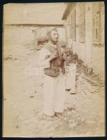 cca 1916 Az "oroszlengyelorzsági" harctérről zsidó férfi portréja, hátoldalon feliratozott fotó Tábori Kornél pecsétjével, felületén törésnyom, szakadással, 23×17,5 cm