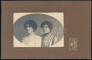 1912 Két hölgy portréja, keményhátú fotó Marco Klein román királyi udvari fényképész brajlai (Brăila) műterméből, a hátoldalon dedikációval, 17x11 cm