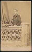 1866 Pest, Császár Károly (1842-1891) bölcsész, főreáliskolai tanár, piarista rendi szerzetes portréja, vizitkártya, a verzón (autográf?) felirattal, 10,5x6,5 cm