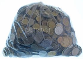 Vegyes, magyar és külföldi érmetétel mintegy ~5kg súlyban T:vegyes Mixed, Hungarian and foreign coin lot (~5kg) C:mixed