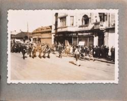 1940 Kolozsvár, bevonulás, 30 db albumba ragasztott fotó, 6×8,5 cm