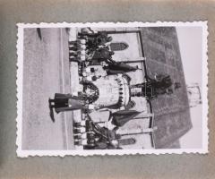 1940 Kolozsvár, bevonulás, 30 db albumba ragasztott fotó, 6×8,5 cm