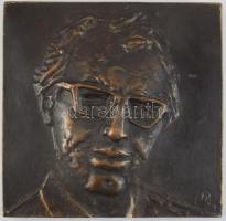 Petrovits István (1945): Sütő András. Bronz kisplasztika. Jelzett 23x23 cm