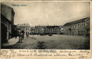 Hátszeg, Hateg; tér, üzletek. Kiadó Meskó Tesvérek / square, shops (EM)