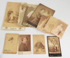 Vegyes fotó tétel, összesen 14 db, közte keményhátú fotók, nevesített portrék, valamint egy papírkép lyukasztott "NYERSNYOMAT" felirattal, változó méretben és állapotban