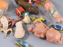 Doboznyi vegyes régi játék, lemezautók, babák, stb., jó darabokkal