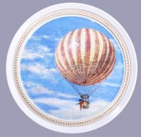 Hollóházi dísztányér, Szinyei Merse Pál: Léghajó című festményének reprodukiójával, jelzett, kopással, d: 25 cm