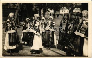 Torockó, Rimetea; Fete in costume nationale / Ungarische Mädchentracht / Torockói leányviselet. Foto orig. J. Fischer / folklore
