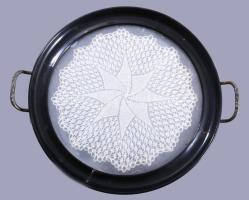 Reggeliző tálca, üveg mögött csipke, repedéssel a fa kereten. 26 cm