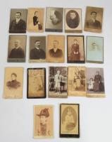 17 db vizitkártya különféle, többségében magyar műtermekből (közte Fridrich János, Szentes; Lojanek János, Nagyvárad; Javorik Gyula, Kassa; stb.), változó állapotban