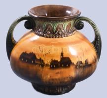 cca 1920 Árnyképes osztrák váza, talpánál kis sérüléssel, m: 18 cm