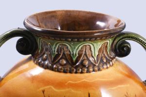 cca 1920 Árnyképes osztrák váza, talpánál kis sérüléssel, m: 18 cm