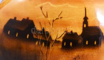 cca 1920 Árnyképes osztrák váza, talpánál kis sérüléssel, m: 18 cm