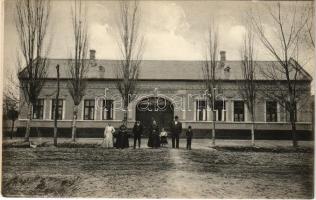 Kucora, Kuczora, Kutzura, Kucura; Gruss von Familie Jakob Göttel / Jakob Göttel háza. A. Weiser Photographisches Atelier (Versec) / villa (EK)