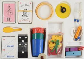 cca 1979-1982 Rodolfo bűvésztáska - 55 mutatvány. Jó állapotban, kis hiánnyal, 29x41 cm