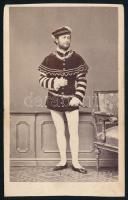 1867 Karátsonyi László jelmezben, keményhátú fotó Borsos és Doctor pesti műterméből, 10,5×6,5 cm