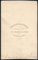 1867 Karátsonyi László jelmezben, keményhátú fotó Borsos és Doctor pesti műterméből, 10,5×6,5 cm