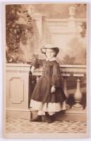 cca 1860 Kislány portréja, keményhátú fotó Ludwig Angerer bécsi műterméből, 10,5×6,5 cm