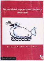 Horváth Jenő - Paragi Beáta - Csicsmann László: Nemzetközi kapcsolatok története 1941-1991. Grotius Könyvtár 2. Veszprém, 2010, Pannonprint Kft. Második, javított kiadás. Kiadói papírkötés, kissé kopott borítóval.