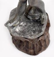 Jelzett figurális gyertyatartó, fa talapzaton, m: 25 cm