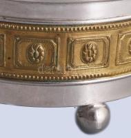 Antik cukortartó fém fedővel, 3 golyó lábon, betéten pattogzással, m: 15 cm