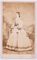 cca 1865 Női portré, keményhátú fotó Louis Henri pozsonyi műterméből, 10,5×6,5 cm