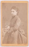 cca 1875 Női portré, keményhátú fotó Skopáll József özvegye (Győr / Mosonmagyaróvár) műterméből, 10,5×6,5 cm