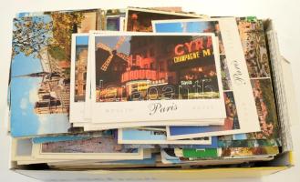 Kb. 755 db MODERN nagyalakú város képeslap cipősdobozban, Colorvox lapok is / Cca. 755 modern large-sized town postcards in a shoe box