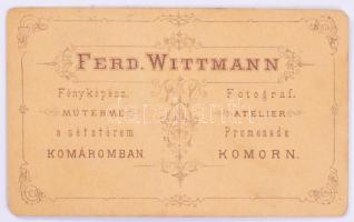 cca 1875 Házaspár portréja, keményhátú fotó Wittmann Nándor komáromi műterméből, 10,5×6,5 cm