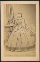 cca 1865 Női portré, keményhátú fotó Knézevits György pécsi műterméből, 10,5×6,5 cm