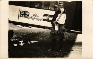 1928 Budapest XVI. Mátyásföld, Lord Rothemere fia a mátyásföldi repülőtéren, repülőgép "Éljen Magyarország" felirattal. photo