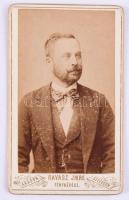 cca 1885 Férfiportré, keményhátú fotó Ravasz Imre (Arad/Szeged) műterméből, 10,5×6,5 cm