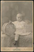 1908 Kisgyerek dobbal, keményhátú fotó Mai és Társa budapesti műterméből, hátoldalon a műterem képével, 16,5×10,5 cm