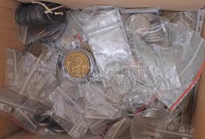 "Nagypapa kincsesládája", bruttó ~2,2kg súlyban, benne vegyes, külföldi és magyar érmetéte...