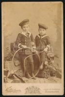 1890 Két kisfiú karikával, keményhátú fotó Koller tanár budapesti műterméből, 17,5×10,5 cm