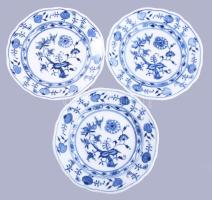 Meissen 3 darab hagymamintás tányér, jelzett, sérüléssel, d: 16 cm