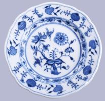 Meissen 3 darab hagymamintás tányér, jelzett, sérüléssel, d: 16 cm