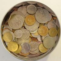 Vegyes külföldi érmetétel kizárólag emlékpénzekkel, mintegy ~1kg súlyban T:vegyes Mixed foreign coin lot with only commemorative coins (~1kg) C:mixed